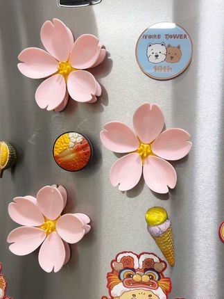 这款樱花辦磁吸密封夹设计的也太好看了,五个小夹子组成一朵樱花🌸,吸在冰箱上用起来特别方便。#樱花辦封口夹#磁吸 #封口夹 #居家好物