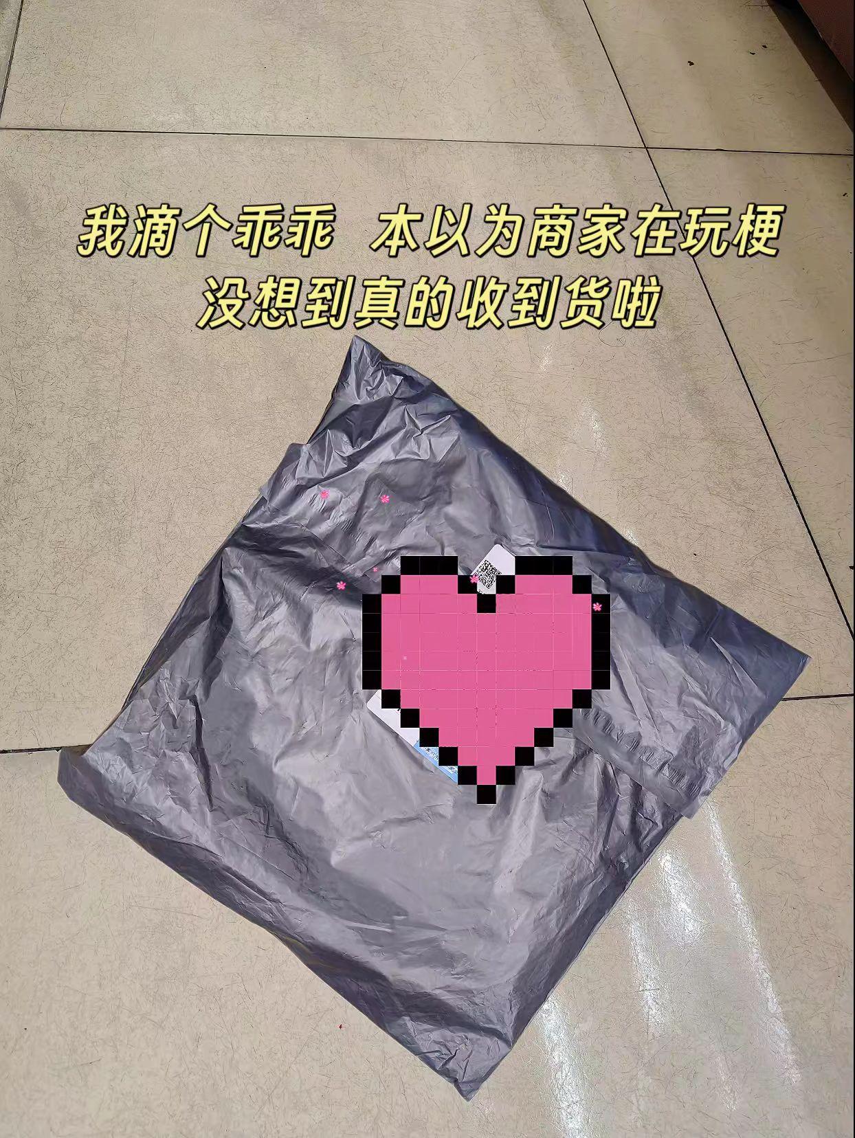 虽说日常用的纸巾不缺,但这款维达山茶花香手帕纸确实值得留意——到手足足十二包,价格真的很惊喜。包装设计精致,每张纸上还印着山茶花图案,颜值特别高。打开能闻到淡淡的山茶花香,清新又舒服。它用的是原生木浆,纸张尺寸够大,摸起来厚实柔软,擦着也亲肤。韧性特别好,反复揉搓也不会掉絮,而且没有添加荧光剂,沾水后也不容易破,临时当小湿巾用都可以,现在活动价很合适,建议可以入手试试。#强烈推荐#维达#手帕纸#超便宜超划算#维达手帕纸