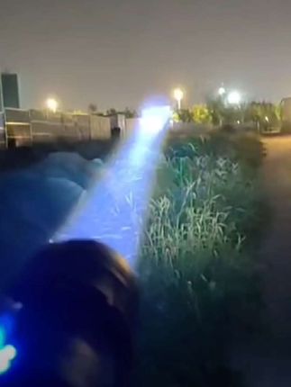 强光手电筒#便携式工作灯 #户外照明 #多功能手电筒