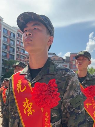 向光荣的儿子和可敬的母亲致敬!#参军入伍报效国家 #母爱 #感动瞬间