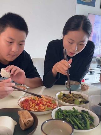 人生第一次捡菜吃,虽然有点不好意思,但是为了生活,我觉得没啥可丢人的!#单亲爸爸 #下班 #菜市场 #捡菜