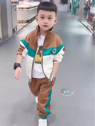 四岁的鼠宝宝,终于选到了一款立秋外出穿的三件套了,不用在纠结怎么给#宝宝 #穿搭 打底外套都有了,棉料柔软穿着舒适上档次#萌娃穿搭 #高品质童装