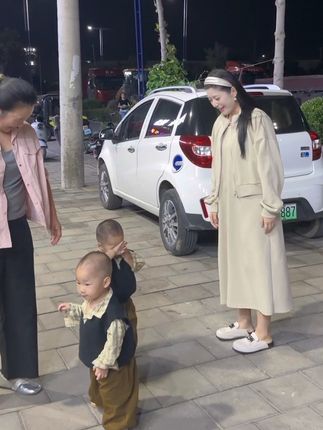 哈哈哈,一见面俩人必须亲亲😂😂😂#双绒双羊双胞胎 #婚后日常 #夫妻#00后带娃#大码女装