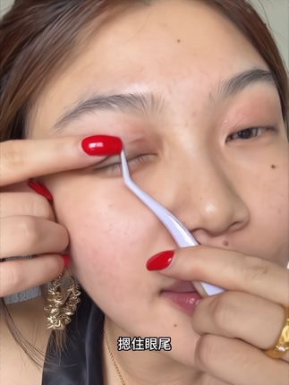 水滴形双眼皮贴你是我的神!再也不怕贴出来双眼皮会被眼尾吃掉了!直接扩宽眼尾放大双眼效果绝了#今日妆容 #平价彩妆 #女大学生 #日常唠嗑