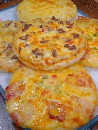 5分钟就能在家实现披萨自由,以后再也不用出去排队吃了,有榴莲,意式培根,还有黑椒牛肉的三种口味,孩子说每种口味她都爱吃!#早餐吃什么 #好吃到停不下来 #披萨 #妈呀太香了 #榴莲披萨