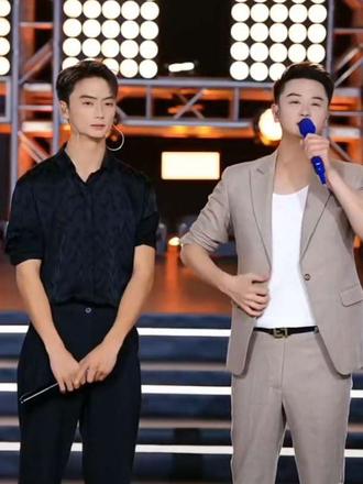 #来时路 男神讲述昊文来时路,昊艺也作为昊文的引路人得到男神肯定,虽然火了,但是依然坚持来大舞台,帮男神控制,也在持续学习!加油!@昊文🍊星城