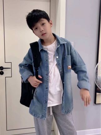 家有男孩一定试试这款休闲牛仔外套,上身百搭还巨好看,价格也合适!#男生穿搭 #牛仔外套 #阳光帅气 #谁穿谁好看