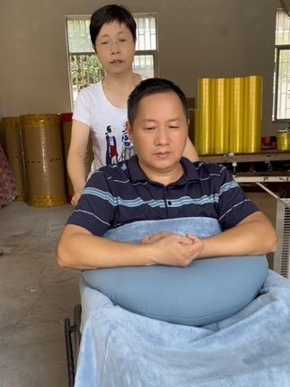 天凉了,披上盖毯,戴上抱枕推出去晒太阳就不会着凉了!#盖毯#抱枕#帮助需要帮助的人 #居家养老护理
