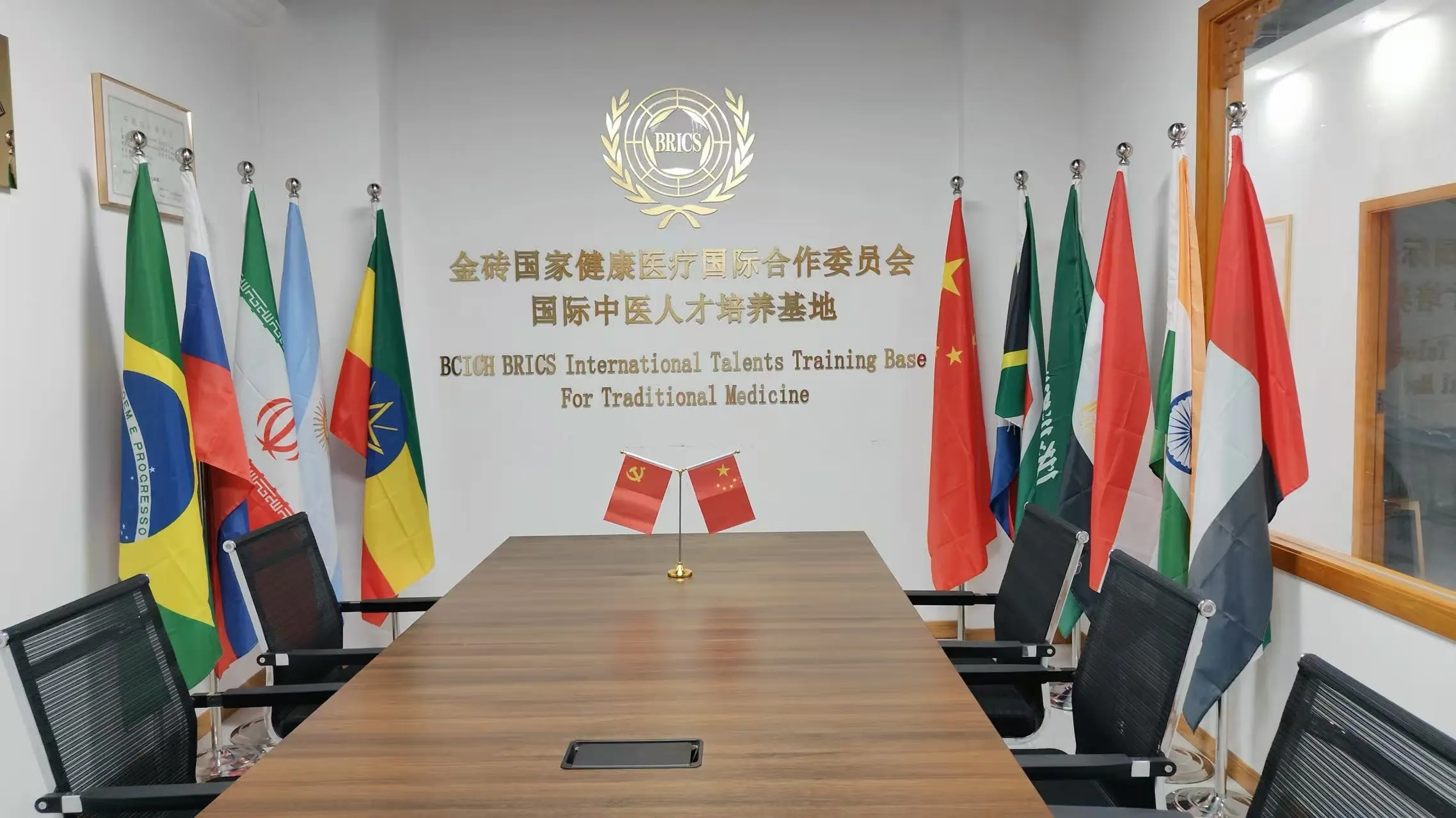 “金砖国家企业家会客厅”落户汕头。在全球经济格局深度调整的背 - 抖音