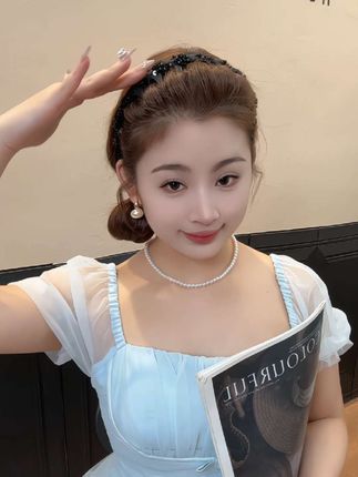 #今日发型 一个发箍轻松拥有, 蓬松高发顶, 头发细软塌贴头皮的姐妹就要选这款正反两代的小香风手工串珠发箍。#日常发型 #夏日编发造型 #发箍 #发箍这样戴好美