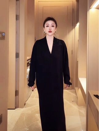 姐妹们快看这条连衣裙!秋冬穿太合适了!它是这种针织面料,柔软舒适又亲肤,而且垂坠感超好,上身特别显瘦还遮肉。宽松版型+大V领设计,洋气又减龄,不管你是单穿还是搭配外套都很好看,穿上它秒变韩剧女主!喜欢的姐妹放心入哦!#精致穿搭 #遮肉显瘦穿搭  #优雅气质 #通勤搭配 #高级感穿搭