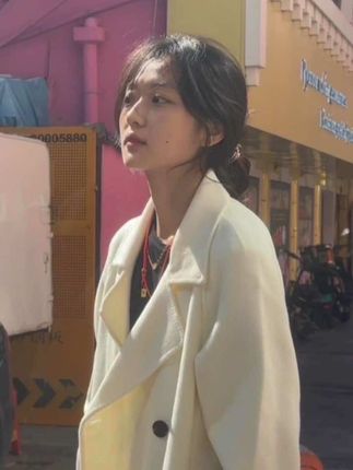 “分开两个字太轻了 我不懂什么意思 但如果你说从此以后再也不能和你散步 再也无法抚摸你的脸颊 再也无法听到你对我的呢喃细语 再也不能感受你的怀抱 是要把两个亲密无间的人变成永不相交的平行线 是不能相约吃饭 是相见都困难 遇见有趣的事情没法和你讲 拍下好看的照片后不能分享给你 我才突然觉得分开这两个字 太沉重了” #孙千 #小狗日记