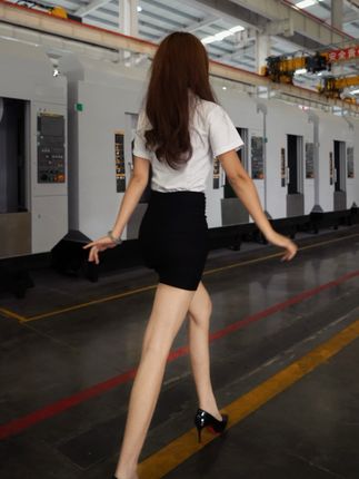 是喜欢我鞋底那一抹红,还是喜欢机床的那一抹红#cnc加工中心 #数控机床#润星科技 #操机仔 (原创:#圣母.)