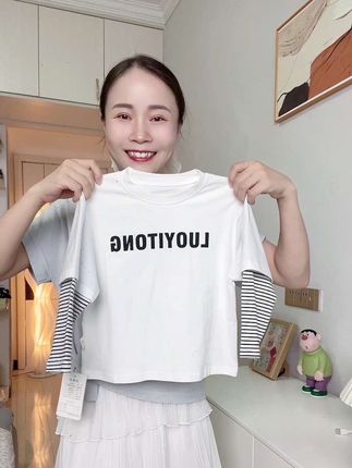 给我儿子搂了一件高克重纯棉的长袖t恤,还是假两件的款式,白色拼接条纹的设计好洋气#秋季新款 #百搭打底衫 #洋气上档次 #纯棉t恤 #好物推荐🔥