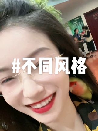 回复 @津城第一核宝的评论 想尝试不同风格,直接拿下无框金丝镜。不挑脸型不挑人,配各种穿搭都很奈斯。上脸气质瞬间提升几个档次,各种风格都能拿捏到位!#眼镜杀 #眼镜控 #金丝眼镜 #感觉至上 #方圆脸戴什么眼镜显脸小