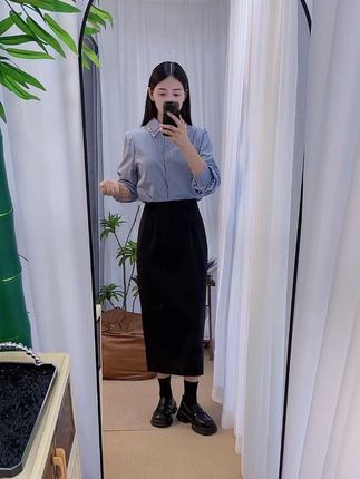 这款包臀裙有两个裙长可选,小个子和高个子姐妹都能穿,高腰的设计,显瘦显腿长,不管是上班、逛街还是约会都合适。#半身包臀裙#早秋穿搭