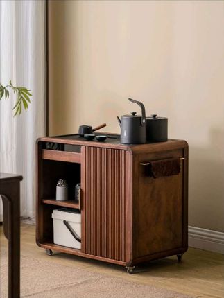 #茶器之美 半米禅心藏天地,一隅茶柜纳清寂。小柜不争尺寸,纳茶器百态,容天地清寂。方寸之间,心随境转,自有乾坤万象。