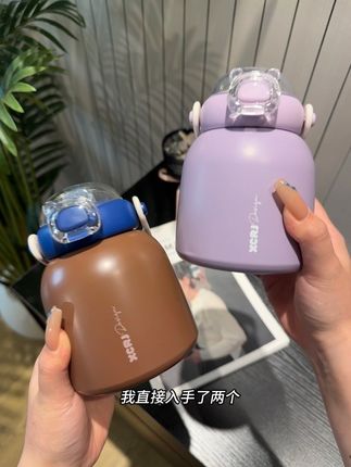 终于蹲到小茶日记保温杯活动了,他家这款布丁嘟嘟杯去年都要卖到49块,今年趁着开学季冲销量,价格真的划算到不行!我直接入手了两个。关键是316材质,保温保冷都更很好,夏天装冰饮、冬天装热水,一年四季都能用!打开是软硅胶吸管,密封性很好,扣上锁扣之后怎么晃都不漏水。#保温杯