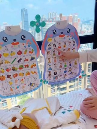 家里有孩子的注意了,如果你不想让孩子输在起跑线上,一定要给它准备这个早教有声挂图,它是一个能帮助孩子学习说话的神器,可以发出各种声音,让孩子跟着学,不管是动物叫声还是日常用语都包含在里面,而且画面很鲜艳,还能提高孩子的学习兴趣,赶紧给孩子安排一套吧!#拼音挂读 #幼儿启蒙 #专注力培养 #儿童识字 #趣味识字