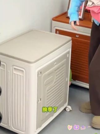 家里一定要有一个这样的收纳箱,真的太实用了!它是那种大容量的设计,可以装很多东西,而且还是翻盖的,拿取也很方便。它不仅结实耐用,还特别整齐美观,不管是放床底下还是塞缝里都很合适,有了它,家里的杂物再也不会乱七八糟了,喜欢的朋友赶紧下单吧!#好物推荐🔥 #家居收纳 #实用好物