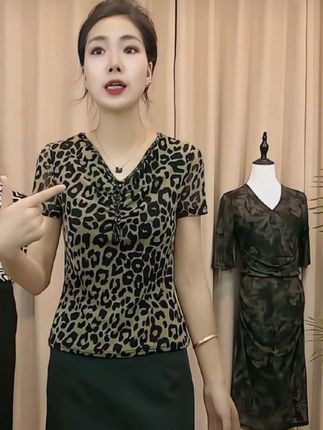 💥💥天呐!这款豹纹上衣真的太绝啦🤩 夏天怕热的姐妹看过来👀 这件上衣采用超透气的面料 穿上身就像自带小空调❄️ V领设计超显脸小 视觉上直接给你削出天鹅颈🦢 修身版型更是一绝 完美勾勒出迷人曲线 把咱们的身材优势展现得淋漓尽致 无论是搭配裙子还是裤子 都能轻松打造出时尚感满满的造型 通勤逛街都超合适 别再犹豫啦 赶紧入手这件夏季必备的爆款上衣吧🛍️ #夏季穿搭 #豹纹上衣 #显瘦穿搭 #时尚单品