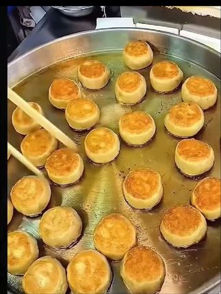 肉饼界的天花板来了,它外壳呢是又脆又香,皮薄馅大,就是当年老佛爷吃完之后惊为天人还亲自次赐名的门钉肉饼#美食 #早餐 #分享美食分享快乐 #门钉肉饼馅大多汁 #抖音美食推荐官