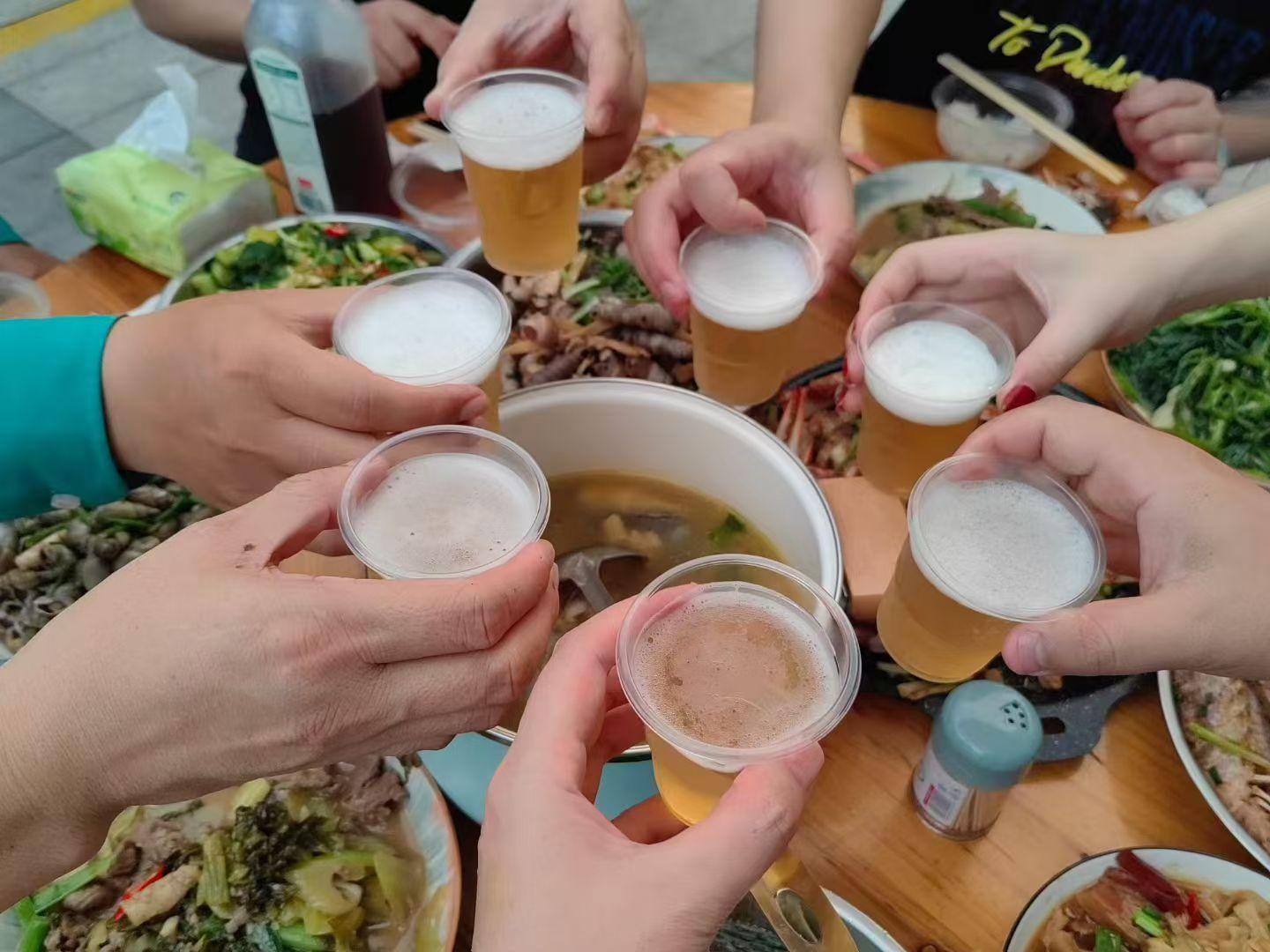 好无聊了,嘴巴好点,准备去约喝点酒,#一起吃一起喝一起玩一起嗨 ,朋友拍过来给我看忽悠我了