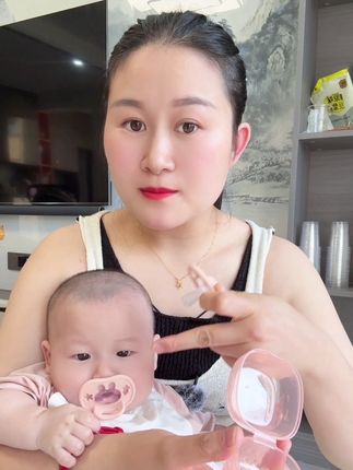 奶嘴在手,解放双手, 宝妈们闭眼冲#母婴好物 #新贝安抚奶嘴 #新贝 #宝宝安扶奶嘴 #安扶奶嘴