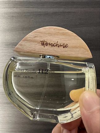 好闻是公认的!巨留香!清冷 低调 优雅 超凡脱俗!对象一闻就沦陷的暖昧香!茶香入魂让我找回巅峰期的自己!没有人能拒绝得了这种特调香,就这个香味真的是斩男斩女还斩自己,但是你别看它便宜,调香真的一点都不输我那些千元大牌,就这个香味真的是斩男斩女还斩自己,它不是那种很甜腻的味道,它很有层次,前中后调!但凡是有对象,有暧昧对象的,约会前就用它,我跟你们说,包拿下的! #伪体香 #女生必备#香水#TTOUCHME君山银针112
