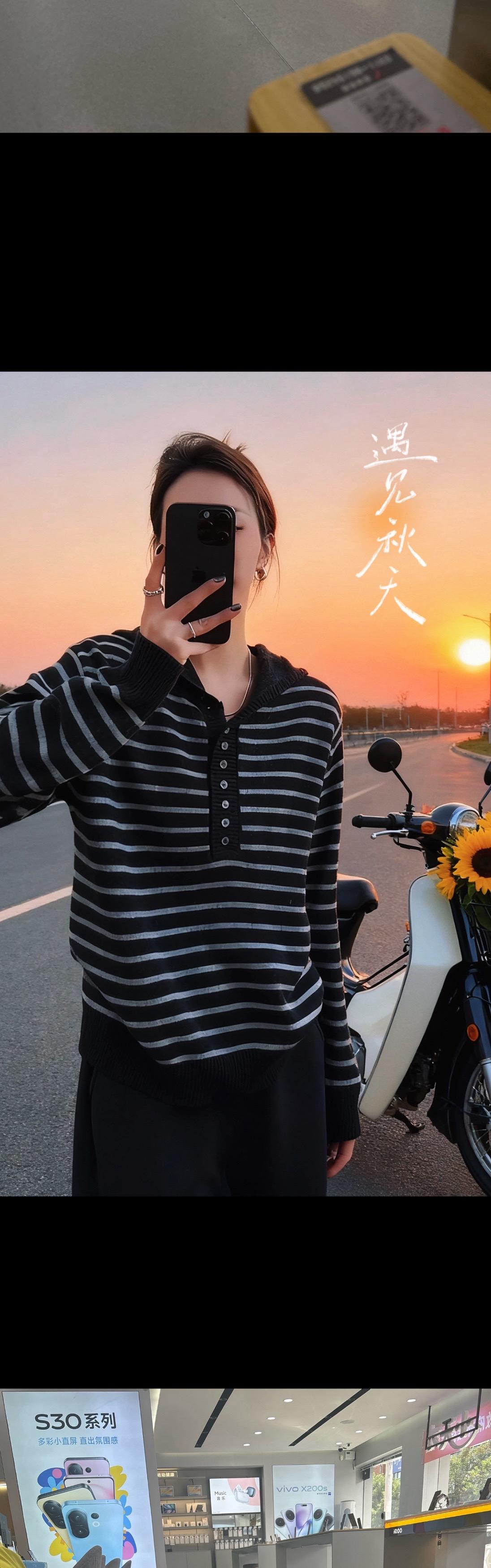 韩系休闲风杀疯了!这套闭眼入都美 家人们,答应我一定要冲这套!韩版连帽条纹针织衫+阔腿裤,松弛感直接焊在身上,穿一次爱一次! 条纹针织衫软fufu的,像裹着棉花糖一样舒服,连帽设计减龄到犯规~ 春秋单穿清爽利落,冬天当内搭也超出彩。经典黑白条纹永不过时,不挑人不挑场合,出街、通勤都自带简约腔调。 搭配的阔腿裤堪称显瘦天花板!垂坠感绝绝子,把腿型修饰得又直又长,高腰设计悄悄拉高腰线,小个子也能穿出大长腿滤镜。面料舒服有质感,逛街、喝咖啡、户外溜达,怎么动都自在无束缚。 整套穿完,韩系慵懒感直接拉满,学生党、上班族都能穿出专属风格,春秋冬三季轮着穿都没问题,实用性直接拉满! #韩系休闲 #条纹控 #显瘦穿搭 #日常分享 #穿搭