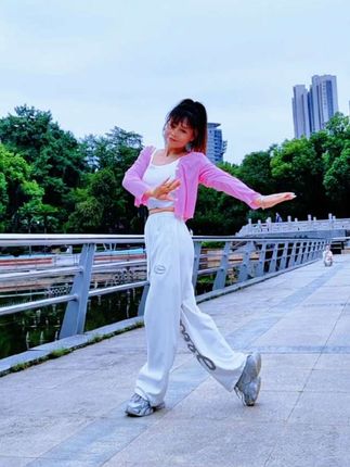 #柔情广场舞 #暗里着迷 #每学一个新舞都是提升 #忘掉年龄寻找快乐