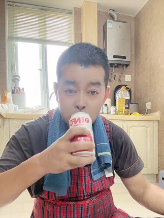 #高温天气 只要肯干就有干不完的家务活.活干完来一罐冷饮苹果汁.酸酸甜甜特别解渴.配料干净营养健康#苹果汁