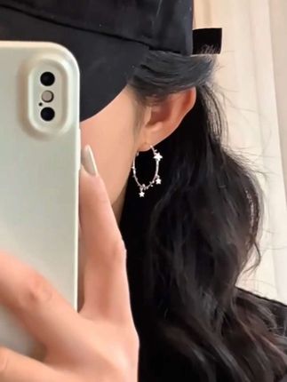 辣妹少不了的一款韩系荆棘星星耳环🥰真的狠狠爱住了!#耳饰搭配 #超闪 #精美耳饰 #高级感 #耳环控女生