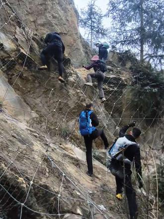 璧山新六峰,铁网穿林,龙脊赴险 攀爬铁网龙脊,你们爬了嘛?
#璧山新六峰 #龙脊 #刀片岩 #璧山新五峰 #徒步爬山