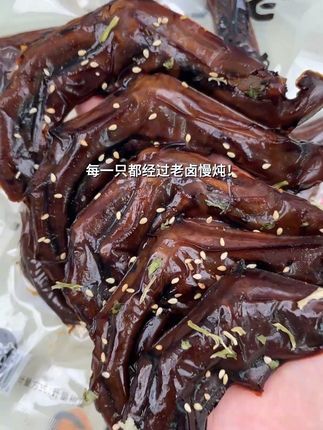 爱啃鸭掌的一定要试试金厨娘的老卤鸭掌!每只都又大又嫩,老卤工艺卤得特别入味,啃起来肉质紧实很有嚼劲,追剧炫真的贼解馋!#鸭掌  #老卤鸭掌  #追剧小零食  #卤味  #好吃到停不下来