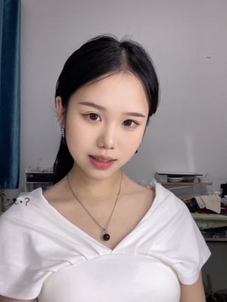 墨翠的绿,是藏起来的那种。不抢眼,却自带清清爽爽的脱俗感。 戴上它,像给身上添了份笃定——独立的样子,原来这么有味道。#墨翠珠子 #碧华翡翠