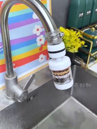 360°旋转厨房水龙头过滤器 • 360°旋冲不溅水:洗盘、冲果、刷水槽无死角,台面不脏手 • 六重过滤更健康:滤除杂质,直饮级水质,洗菜做饭更安心 • 双软口秒安装:大小水龙头都能套,不用工具,即装即用#水龙头 #水龙头延伸器 #水龙头过滤器 #厨房好物 #防溅水龙头