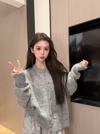 韩系外穿洋气长袖毛衣女2025秋季新款慵懒风短款宽松针织开衫上衣#温柔穿搭 #慵懒风穿搭 #甜美穿搭 #毛衣穿搭 #韩系穿搭