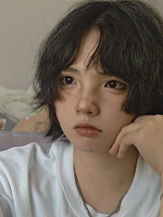 那就在这里说早安吧~~ 早安呀友友~ 今天也要开开心心哦! #自拍 #怼脸拍 #对镜拍 #原相机 #今天长这样