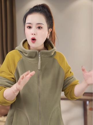 #时尚穿搭 #洋气减龄 #遮肉显瘦 #面料柔软舒适 【沐沐】春秋新款时尚休闲百搭双面澳粒绒减龄加绒撞色连帽拼色外套