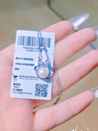 财阀千金既视感 |珍珠项链好好看啊! 它的设计简直太戳我心💓 淡水珍珠,温润细腻,S925 银的材质,不仅质感十足,还不易过敏 简单的小设计,简单精致🌟 这种简简单单的项链,很百搭,而且是越看越喜欢的那种💖 无论是搭配日常的简约服饰,还是出席重要场合的精致礼服,它都能瞬间提升整体造型的时尚感和气质⭐️ #首饰分享 #珍珠珍珠珍珠 #好物推荐 #向往的生活9这样 #大国重器守护天地