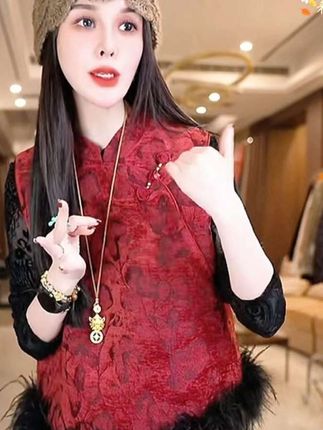姐妹们,这件马夹是现货,鸵鸟毛是可以拆卸的,素色的打底搭上这个马夹特出彩,马夹是这个秋冬必备的一款#高级感穿搭 #新中式穿搭 #国风古韵#谁穿谁好看系列 #马夹