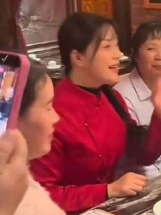 小土妹不忘初心,同前来迎接的铁粉合影,知音漫客亲自为家人们拍照留念!土妹热情的端茶送菜,并和粉丝共进晚餐!#金美希四周年庆活动# #金美希四周年庆活动