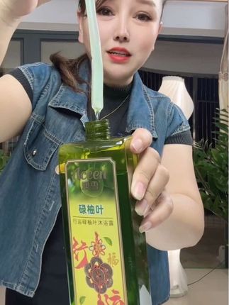这就是老广东人从小用到大的碌柚叶行运沐浴露,冻的洗完了澡丝滑泡沫绵密又丰富。