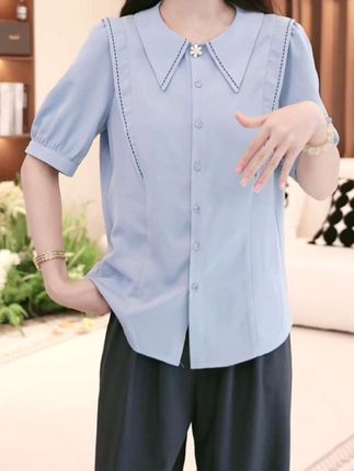 #百搭上衣 #遮肉显瘦穿搭 #洋气小衫 #高级感穿搭 #减龄气质 时尚百搭气质通勤衬衫,职场甜飒感拿捏!这件 baby蓝衬衫绝了~,娃娃领缀着小花扣,减龄又精致,泡泡袖藏起拜拜肉,肩线明线勾勒立体感!垂坠面料kang zhou透气,抬手都带风~配阔腿裤是干练职场人,搭半裙秒变温柔姐姐,一衣N穿超省心!早八党闭眼入,通勤氛围感直接拉满