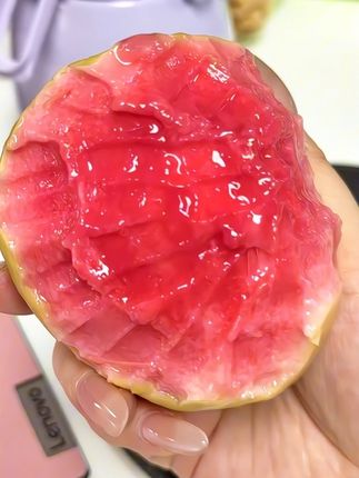 这就是我复购8次的原因...... 没想到这个红心芭乐这么好吃 ?!清甜软糯的口感我还是第一次吃到~ 而且它一点都不会发腻,特别清甜的感觉,还有浓浓的芭乐香 饭后来一个真的绝了,巨解腻 我宣布他就是我心中的TOP1!!!#应季水果 #强烈推荐 #快来一起尝个鲜 #水果分享 #农产品