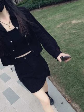 “不要在任何人身上找归属感和安全感,六点的早餐和半夜的夜宵都可以自己吃,玫瑰也可以自己买,夜晚一个人睡更踏实…”#显瘦穿搭 #早秋穿搭