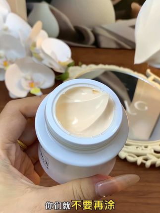 自从用了闺蜜推荐的这款#贵妇膏 我家的粉底液,气垫,BB霜都闲置了,出门直接涂这一层,就可以上出水润无瑕奶油肌妆效,关键它还#防水防汗不脱妆#精致女人必备#精致妆容