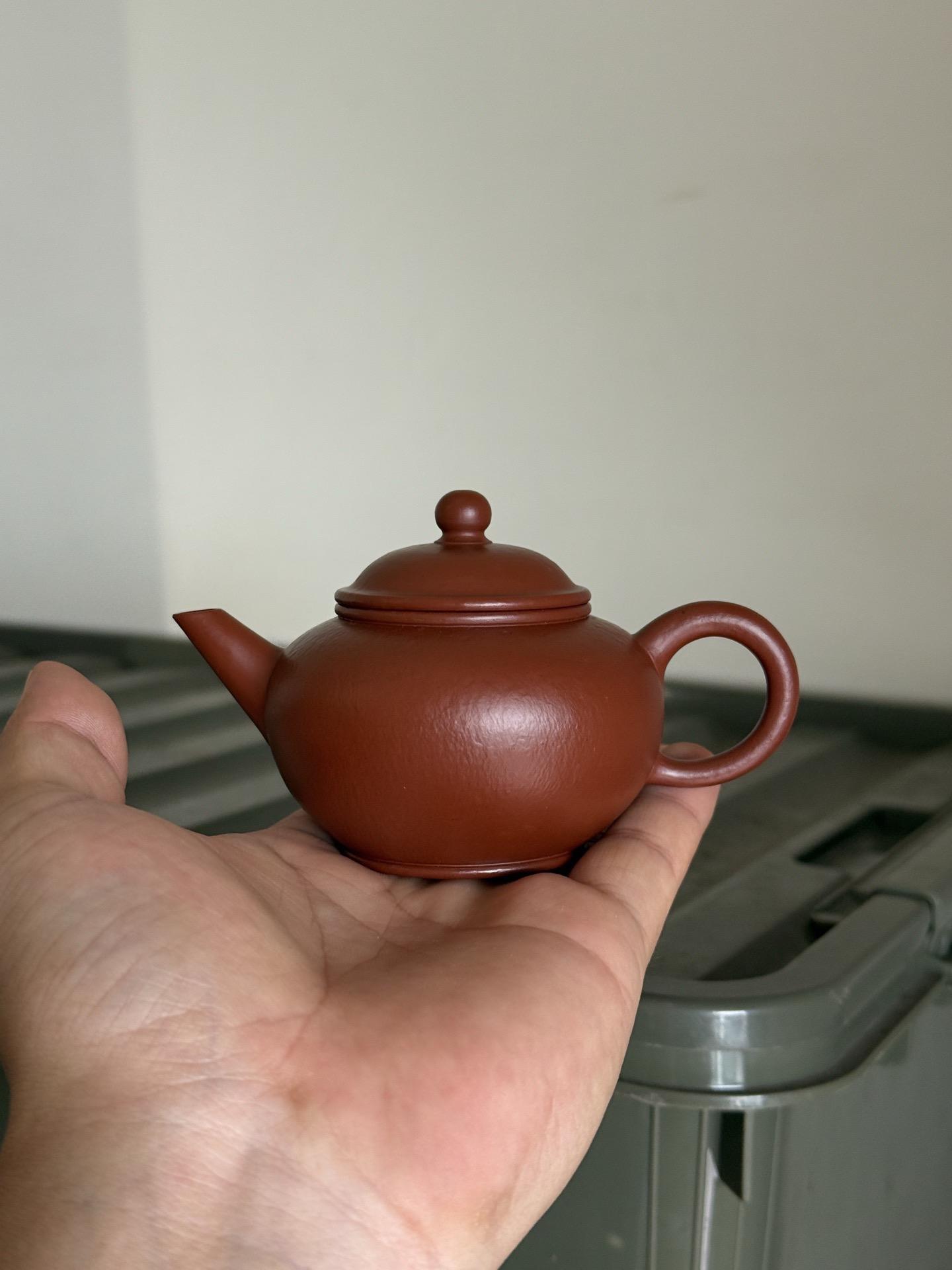 水平壶,国家级工艺美术师吴澄,原矿朱泥,水平壶,国家级工艺美术师吴澄,原矿朱泥,全手工制,容量110cc,球网出水