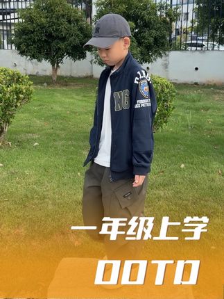 南方现在就是早晚冷,中午热。所以短袖搭长袖外套就特别刚好!126厘米 46斤一套都是130码,裤子腰头偏松,迪迪55厘米腰围勉强挂住😅